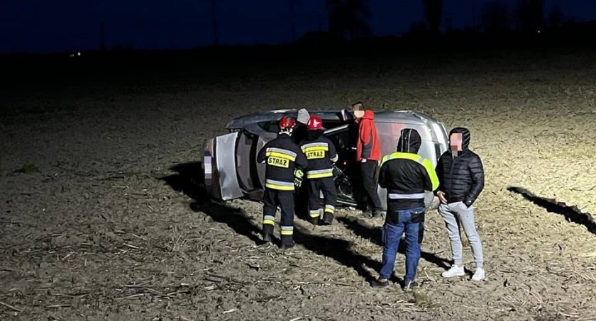 Dachowanie pod Toruniem. Kierowca auta wjechał w pole