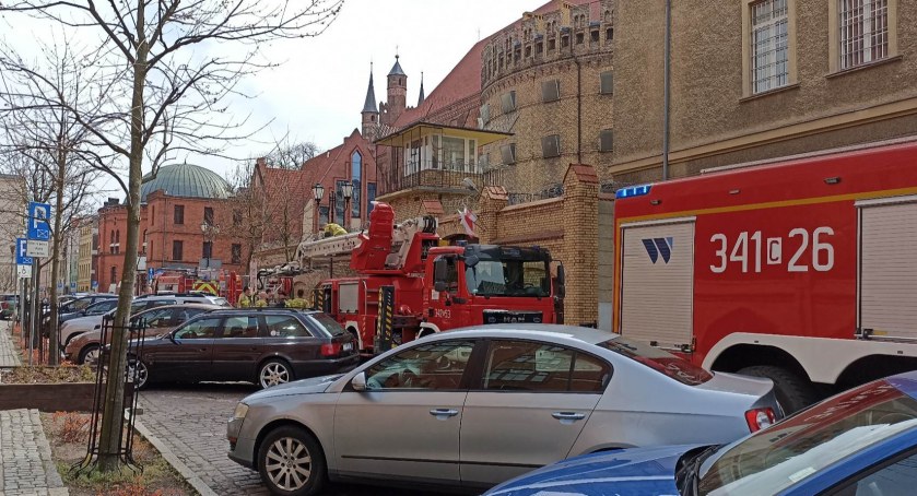 Blokada dróg na Starówce. Służby ratunkowe otoczyły areszt śledczy