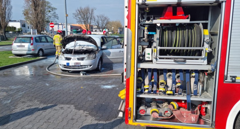 Pożar w Toruniu. Auto płonęło na parkingu centrum handlowego