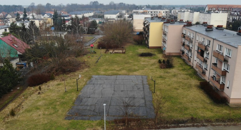 Działka pod bloki w Toruniu na sprzedaż. Było tam boisko i plac zabaw