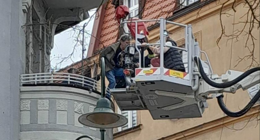 Pożar kamienicy w Toruniu. Ewakuowano mieszkańców [WIDEO]
