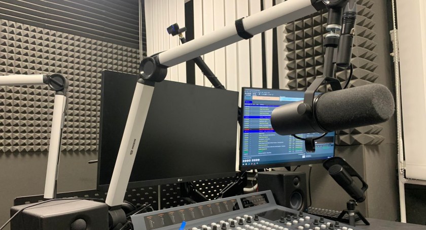 Radio Toruń rozpoczęło nadawanie. Tak wygląda od środka [FOTO]