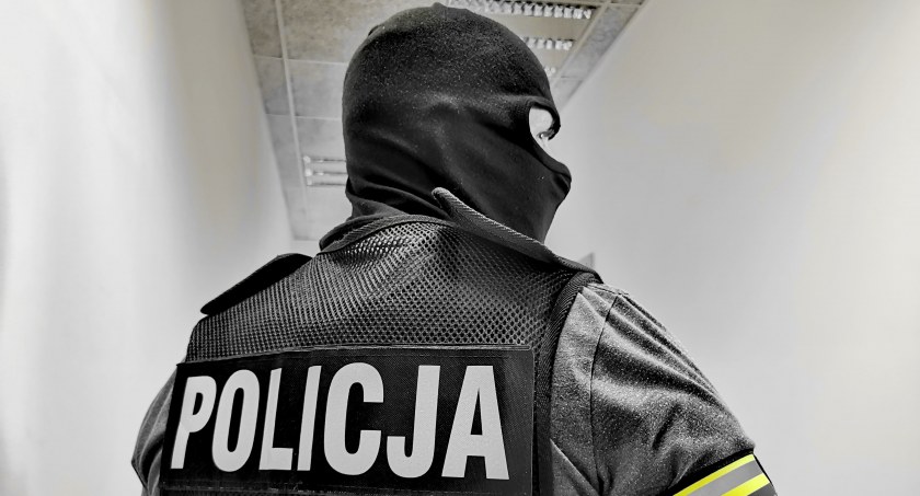 Nalot na mieszkanie w Toruniu. 28-latek trafił do celi