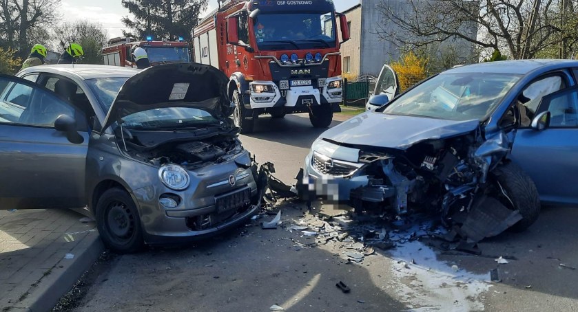 Poważny wypadek pod Toruniem. Zderzyły się dwa samochody osobowe