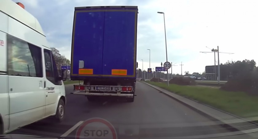 Stop cham. Ciężarówka blokuje przejazd w Toruniu [WIDEO]