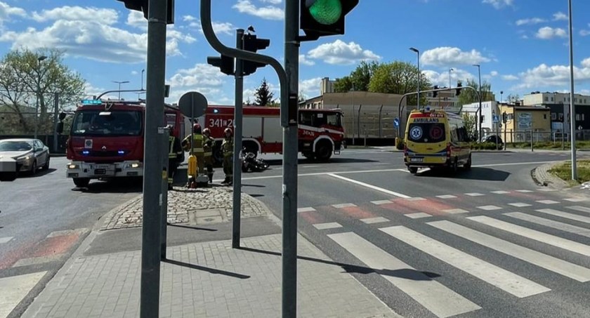 Groźny wypadek w Toruniu. Motocykl uderzył w BMW