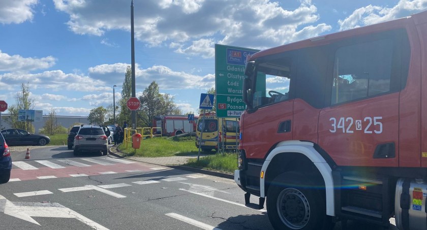 Wypadek na ruchliwym skrzyżowaniu w Toruniu. Jedna osoba trafiła do szpitala