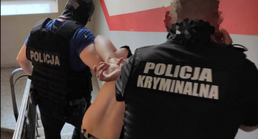 Kryminalni wyprowadzili 40-latka z jego mieszkania w Toruniu