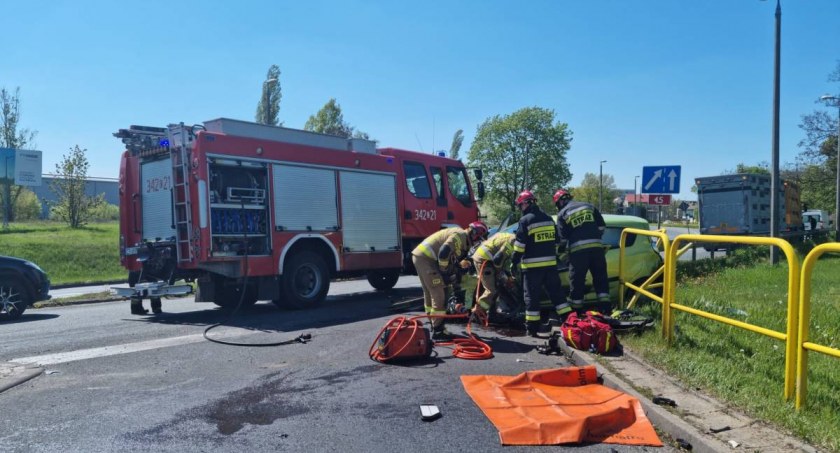 Poważny wypadek w Toruniu. Ciężarówka zmiażdżyła przód auta