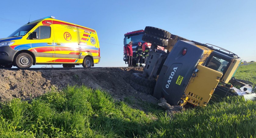 Koparka przewróciła się na pole pod Toruniem. Operator w szpitalu