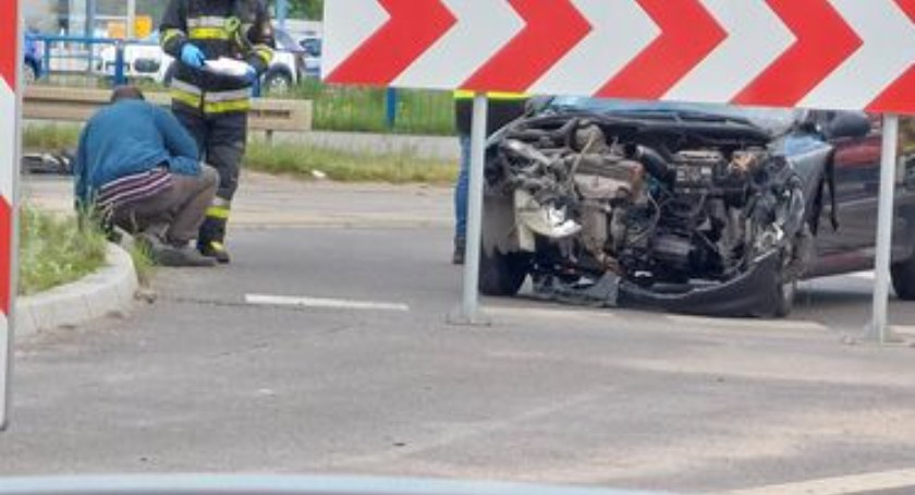 Wypadek przy moście w Toruniu. Kierowca wjechał na czerwonym świetle