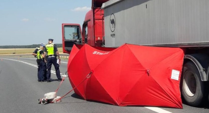 Tragiczny poranek pod Toruniem. Pieszy zginął pod kołami ciężarówki