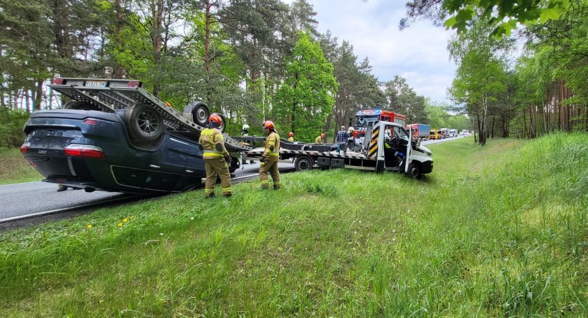 Nietypowy wypadek pod Toruniem. Dachowanie lawety z załadowanym samochodem