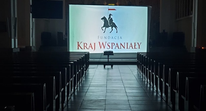 Mobilne kino patriotyczne rusza w trasę. Pierwszy pokaz w toruńskim kościele