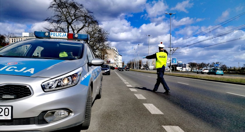 Szaleńczy pościg na ulicach Torunia. Gdzie jest kierowca?