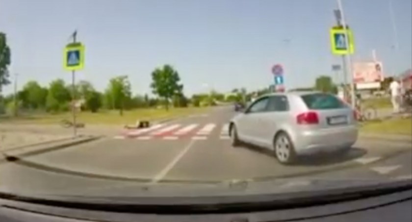 Poważny wypadek w Toruniu. Rozpędzone BMW wjechało w rowerzystę