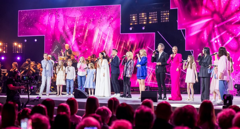 Gwiazdy zaśpiewały dla wszystkich mam w Arenie Toruń [FOTO]