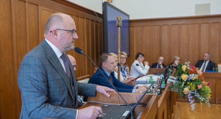 Marszałek i zarząd województwa z wotum zaufania i absolutorium