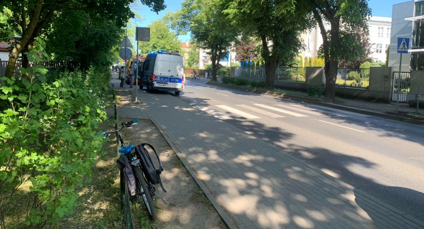 Wypadek przy szkole w Toruniu. Chłopiec wjechał wprost pod koła auta