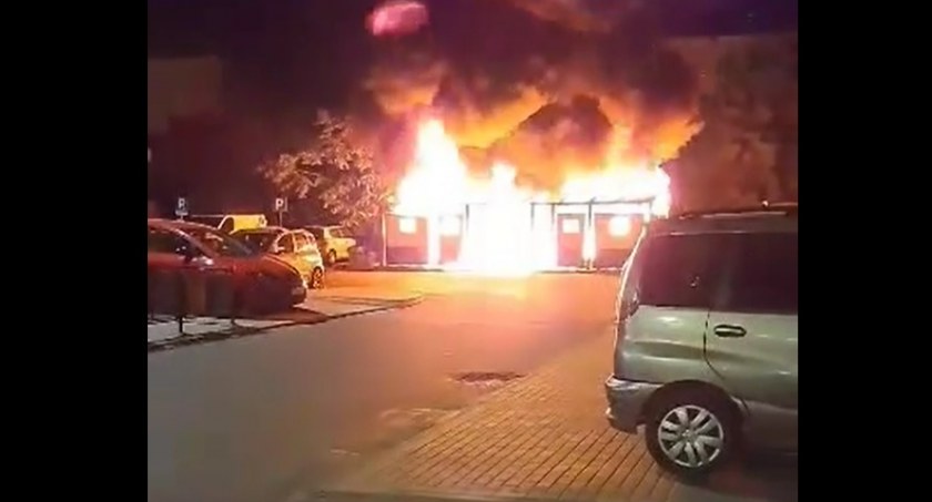 Niespokojna noc w Toruniu. Ogień rozprzestrzenił się na parking