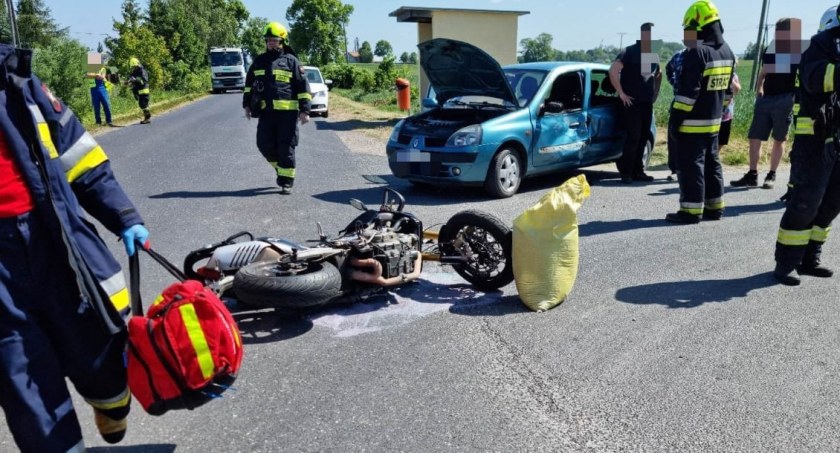 Poważny wypadek pod Toruniem. Motocyklista zderzył się z samochodem osobowym