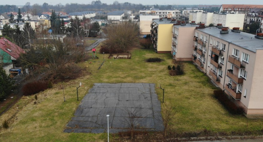 Znana firma budowlana kupiła działkę w Toruniu. Było tam boisko i plac zabaw
