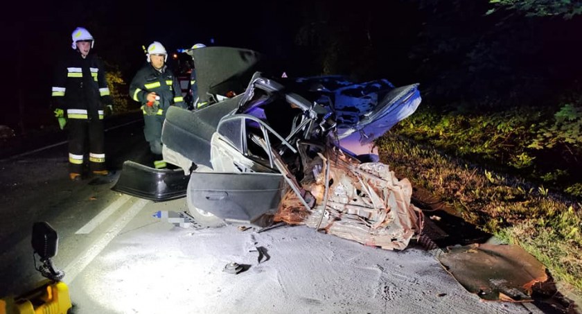 Poważny wypadek pod Toruniem. Auto rozpadło się na kawałki
