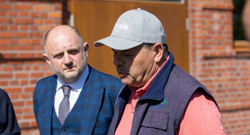 Marszałek Piotr Całbecki odwiedził gospodarstwo rolne pod Toruniem