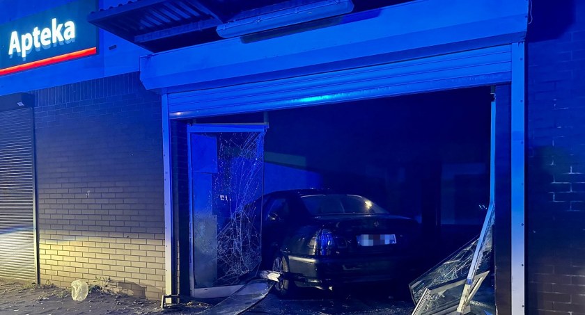 Niecodzienny wypadek w Toruniu. Nastolatek wjechał w witrynę sklepową