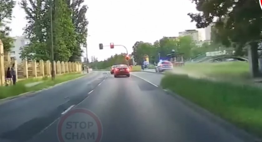 Stop Cham. Policyjny pościg po chodniku w Toruniu [WIDEO]