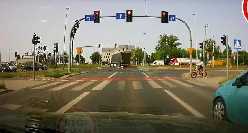 Stop Cham. O krok od tragedii na pasach w Toruniu [WIDEO]