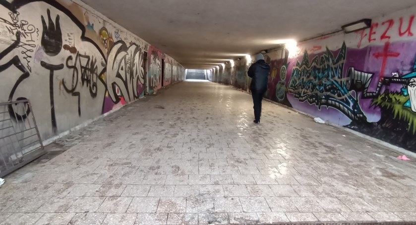 Rozbój w „tunelu strachu” w Toruniu. Nieznany sprawca jest na wolności