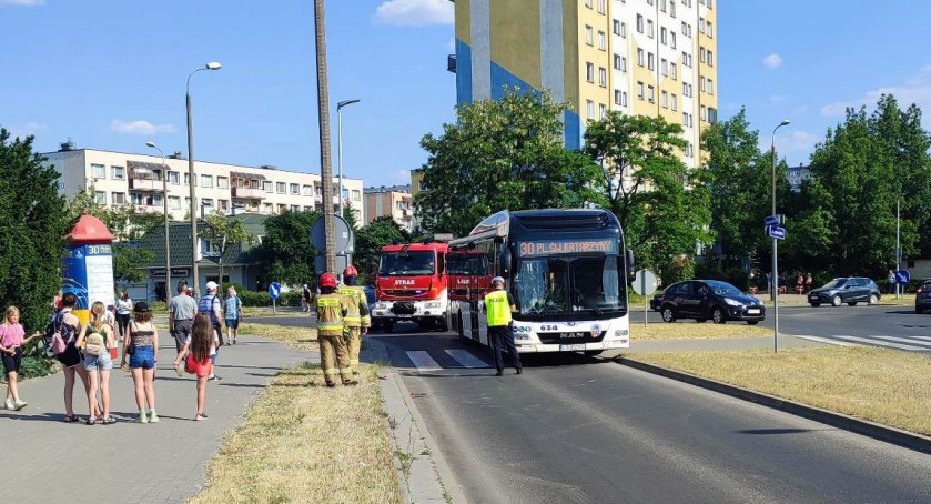 Potrącenie na pasach w Toruniu. Kobieta została zabrana do szpitala