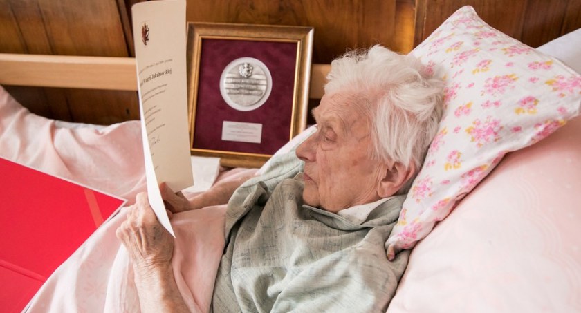 Legenda toruńskich aptek skończyła 100 lat. Otrzymała medal Unitas Durat