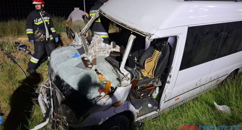 Bus rozbił się pod Toruniem! Trzy osoby trafiły do szpitala