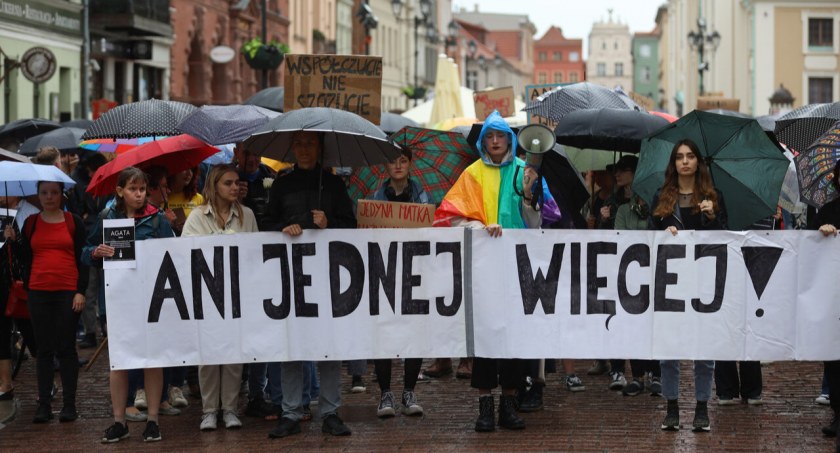 Ani jednej więcej! Kilkaset osób protestowało w centrum Torunia [FOTORELACJA]
