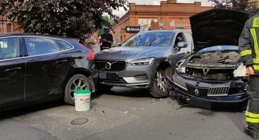 Wypadek przy pasażu handlowym w Toruniu. Wpadły na siebie trzy auta