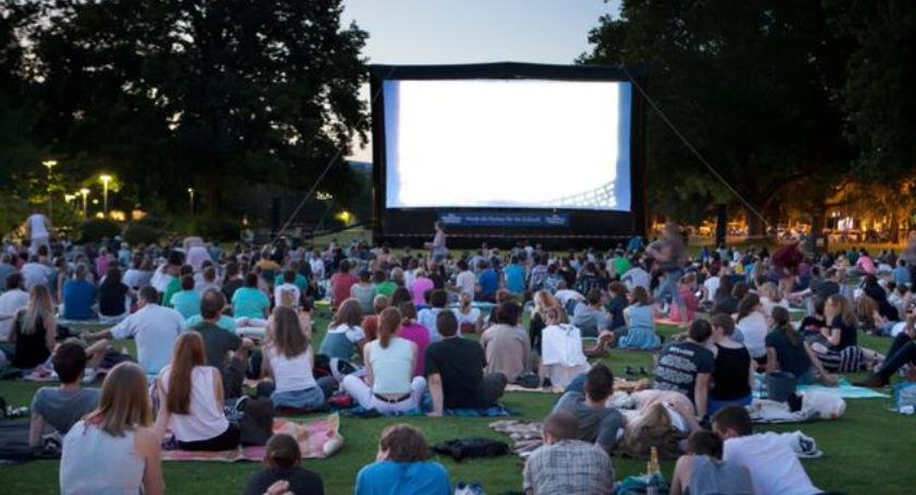 Trzy kina plenerowe staną w Toruniu. Bezpłatne wejścia na jeden z filmów 