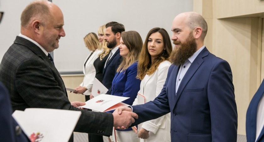 Urzędnicy złożyli ślubowanie w Urzędzie Marszałkowskim w Toruniu