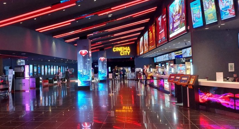 Prezent na wakacje. Darmowe bilety na filmy w Cinema City w Toruniu