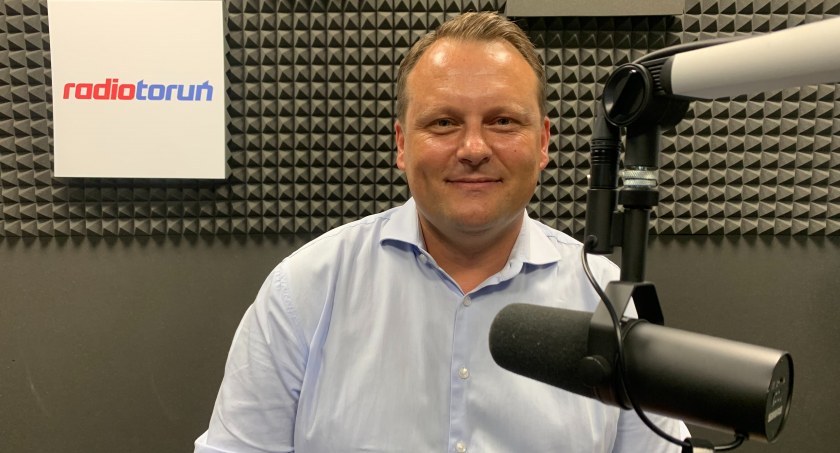 Oto radny, który „po godzinach” ratuje pszczoły w Toruniu