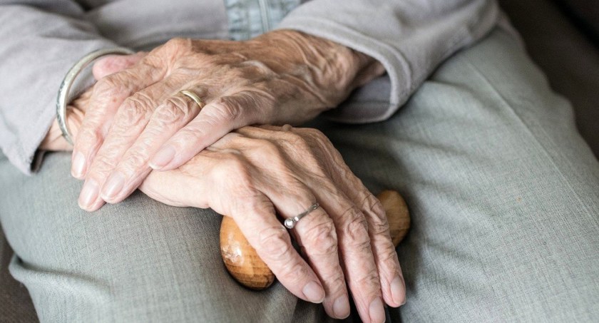 Dramat seniorki w Toruniu. Zostawiła przed domem cały swój majątek