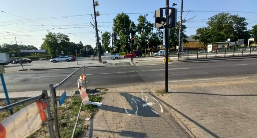 Poważny wypadek w Toruniu. 44-latka wtargnęła na pasy na czerwonym świetle