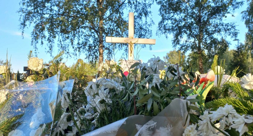 Tragiczna śmierć Pauliny z Torunia. Jej grób pokryły białe kwiaty
