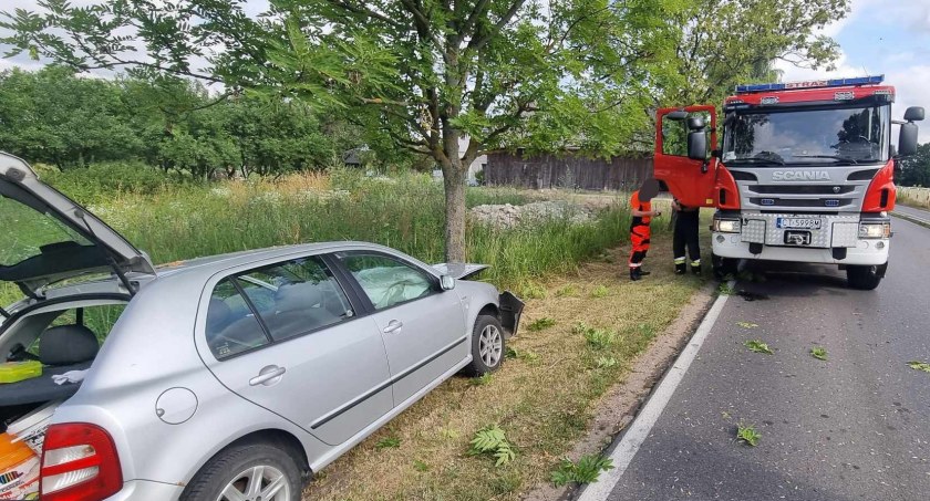 Groźny wypadek pod Toruniem. Starszy mężczyzna uderzył w drzewo 