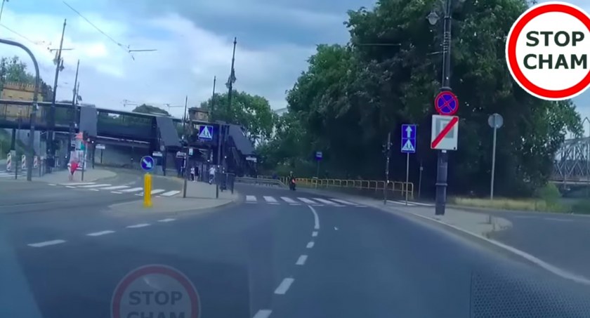 Stop Cham. Motocyklista  „wyleciał z toru” na drodze w Toruniu [WIDEO]