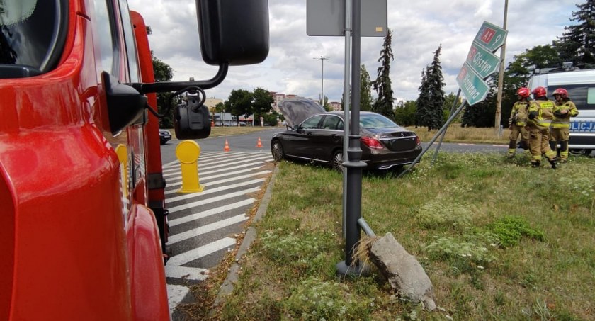 W Toruniu ciężarówka wjechała w auto. Ucierpiał znak drogowy [FOTO]