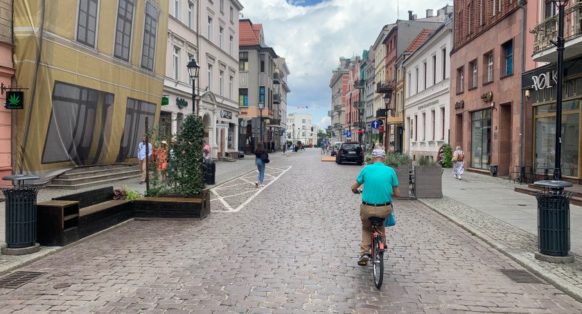 Problem pubu w centrum Torunia. Właścicielka skarży się na bezczelnych klientów