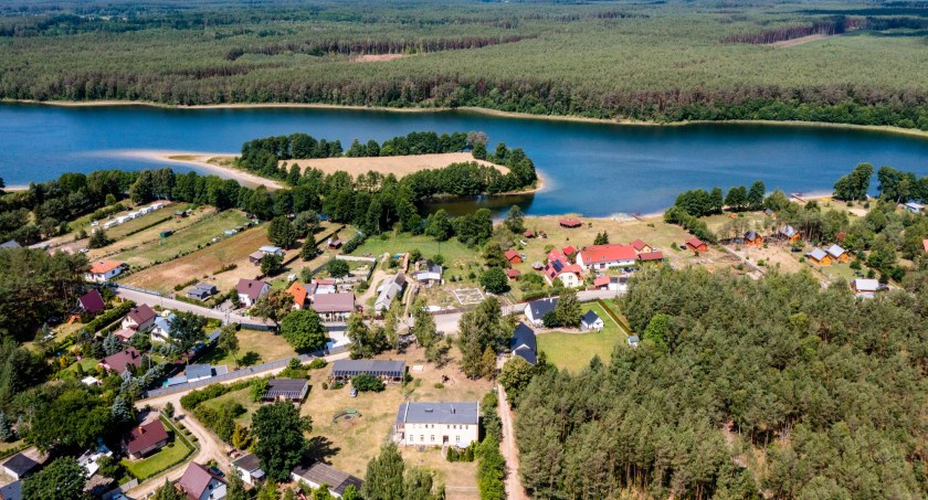 Ośrodek nad jeziorem będzie sprzedany. Część kompleksu należy do Torunia