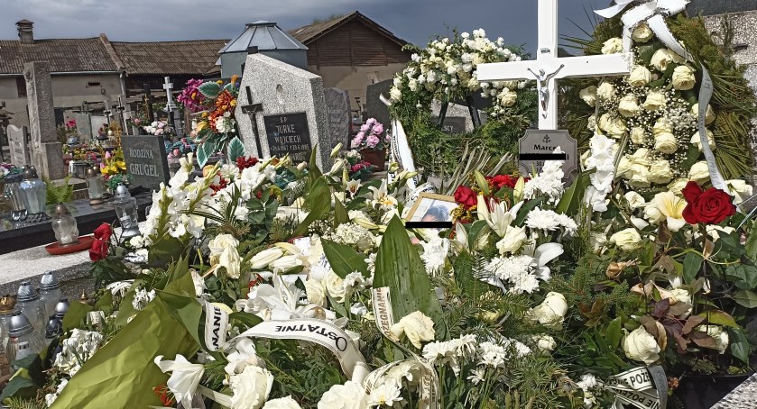 Tragiczna śmierć Marcela z podtoruńskiej Złotorii. Jego grób pokryły białe kwiaty